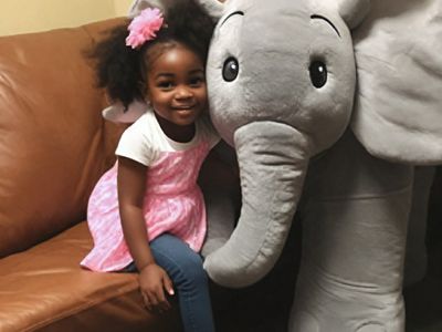 Meine Schwiegermutter schenkte unserer Adoptivtochter ein riesiges Stofftier – aber als ich versehentlich herausfand, was drin war, verbrannte ich es sofort